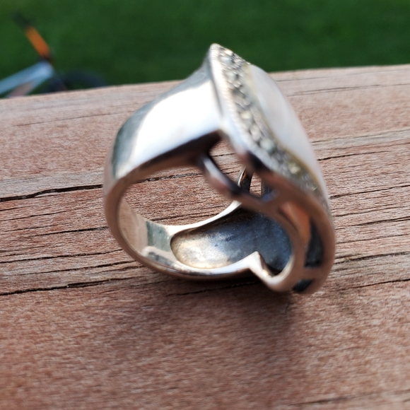 Vintage Mother Of Pearl & Marcasite Cocktail Ring (Size 5 1/2) - Picture 6 of 7